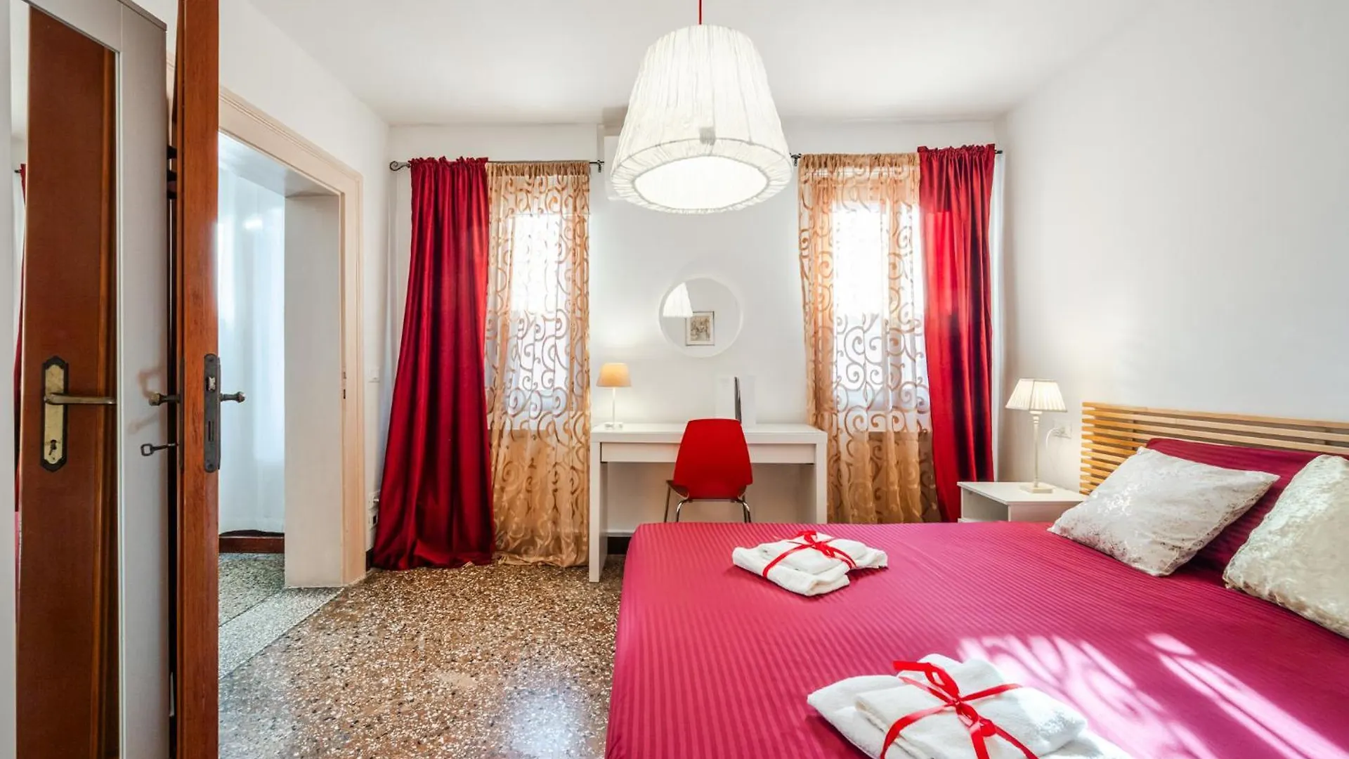 Queen Home Carlotta Venecia 0*,  Italia