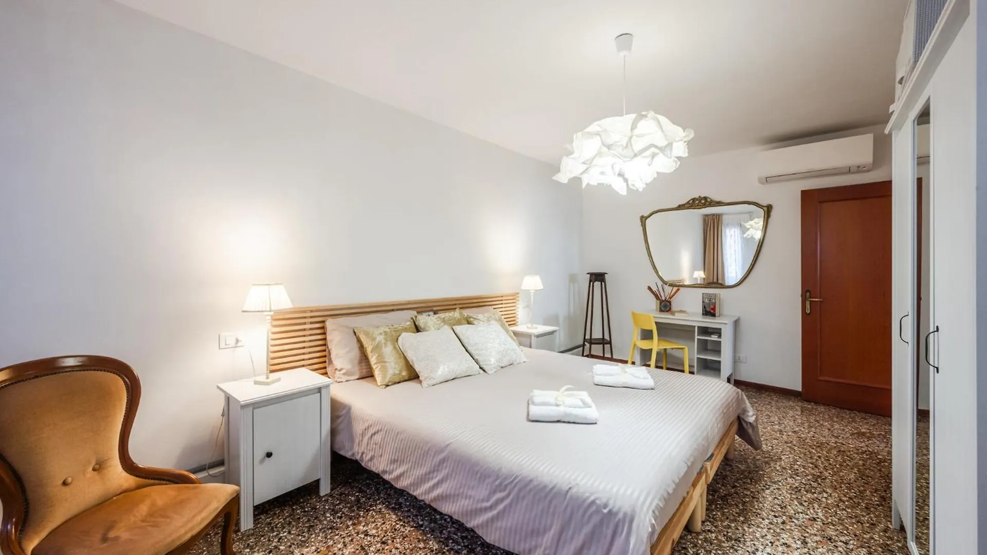 Queen Home Carlotta Venecia 0*,  Italia