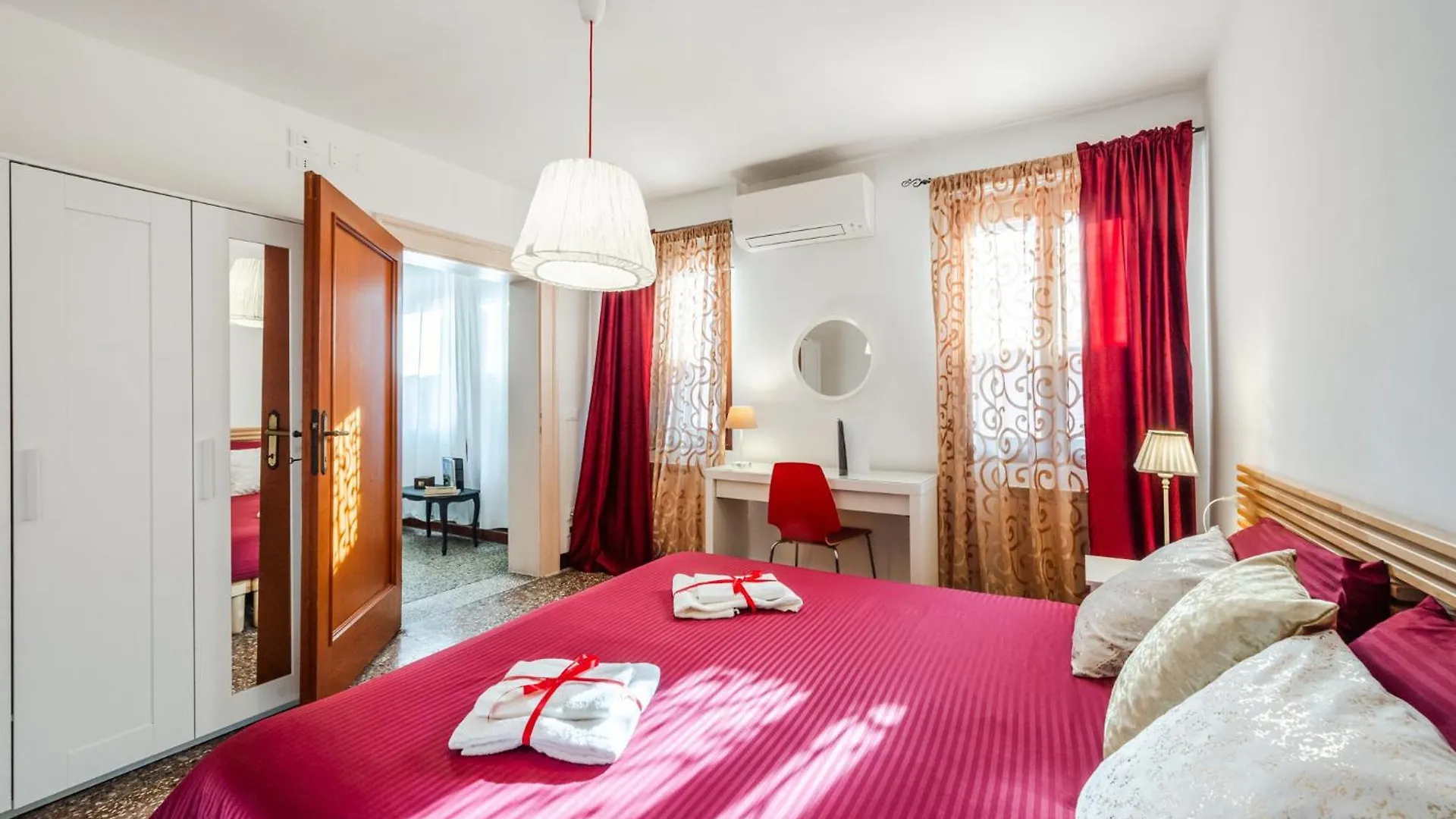 Queen Home Carlotta Venecia