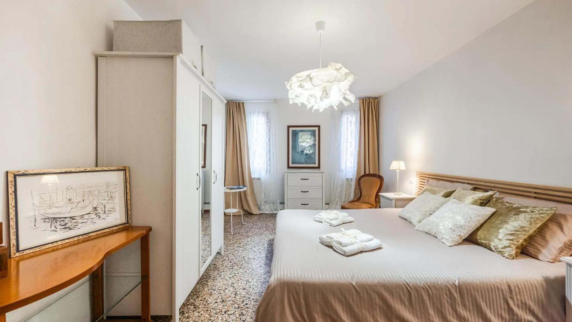 Queen Home Carlotta Venecia