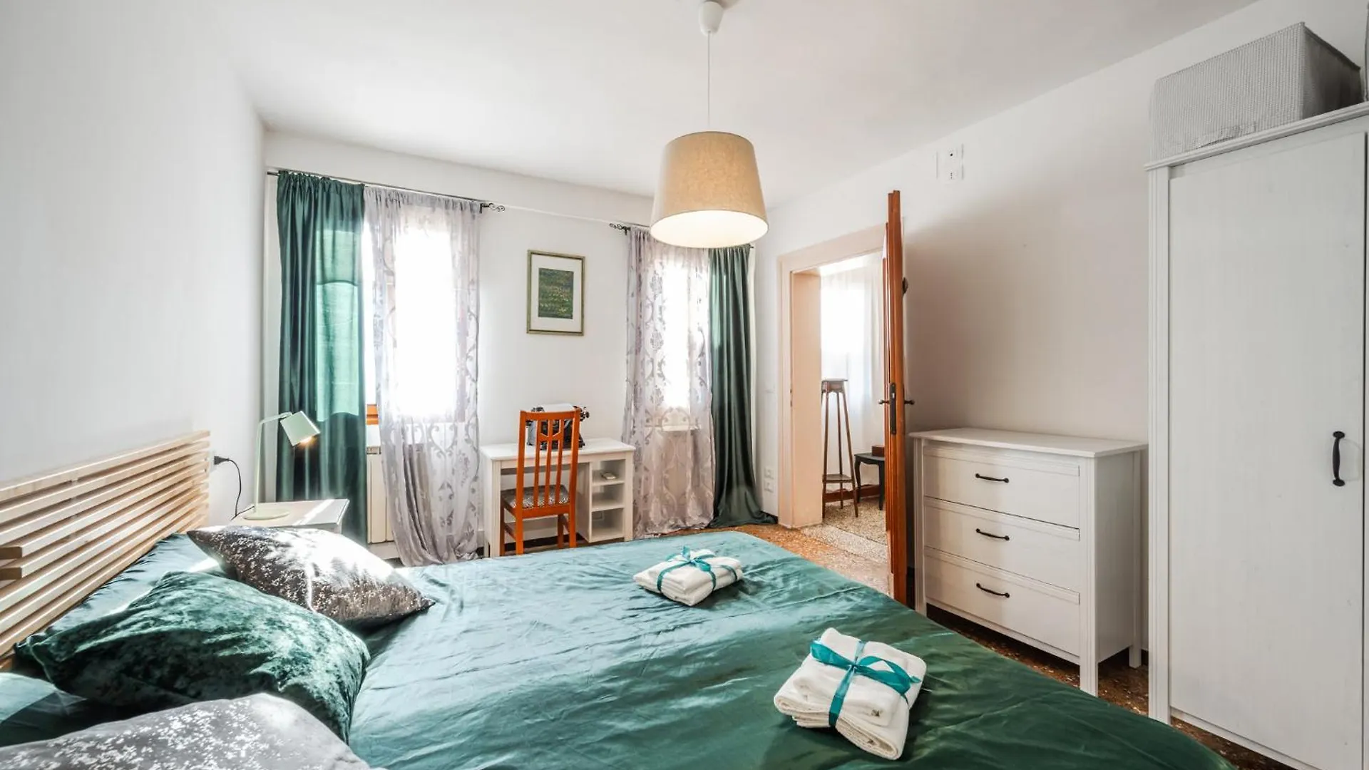 Queen Home Carlotta Venecia