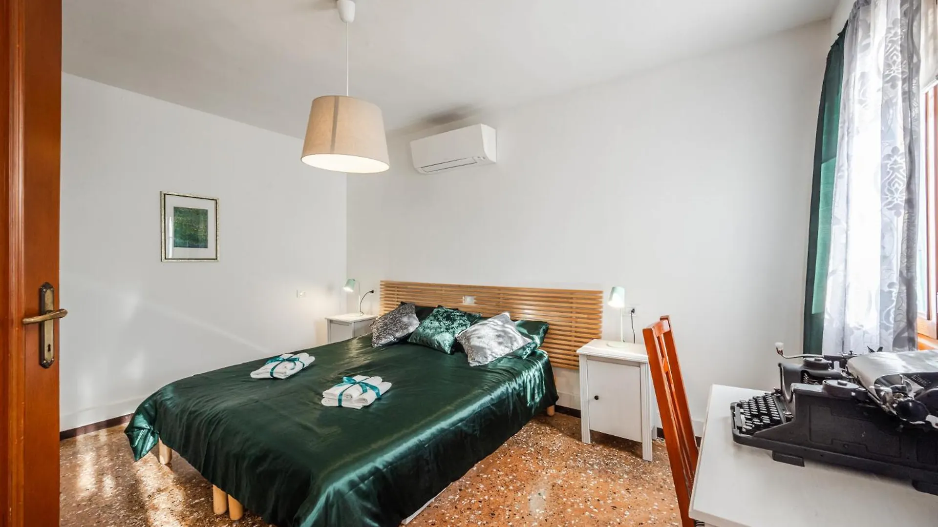 Queen Home Carlotta Venecia
