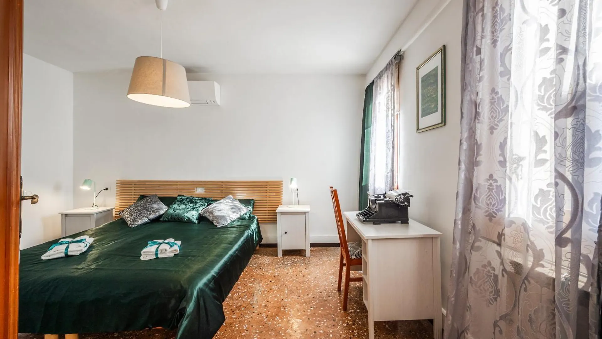 Queen Home Carlotta Venecia